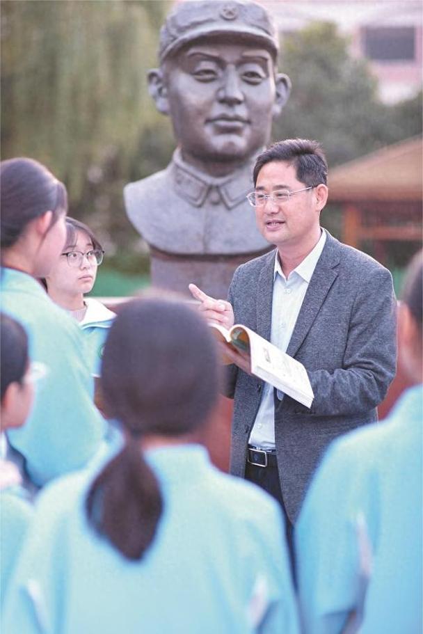 周军是哪个学校的老师-图1 周军是哪个学校的老师-图1